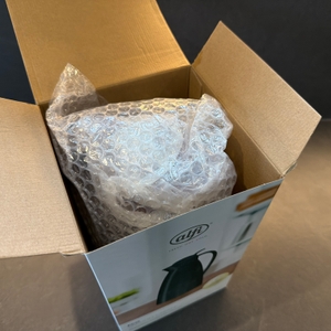 Der geöffnete Karton der Alfi Eco von oben