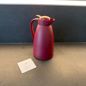 Die Alfi Eco steht neben der Anleitung auf einem Tisch