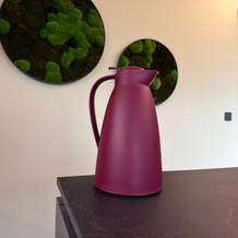 Die Alfi Eco steht auf einer Arbeitsplatte vor einer grünen Wand