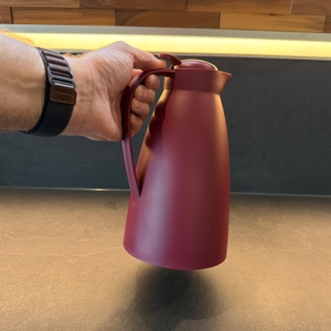 Eine Hand hält die Alfi Eco am Griff fest