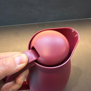 Ein Finger drückt auf den Hebel an der Alfi Eco