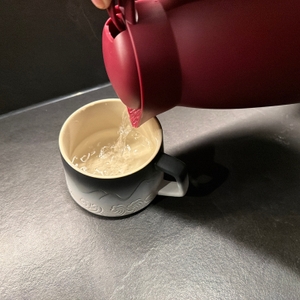 Wasser wird aus der Alfi Eco in eine Tasse geschüttet