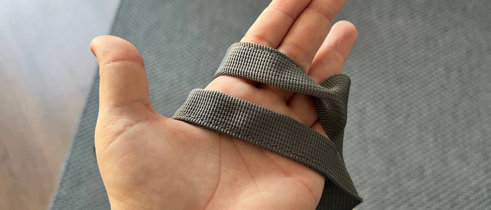 Eine Hand hält den Tragegriff der Alfi isoBag fest
