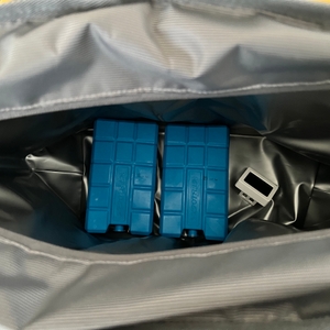 In der Alfi isoBag liegen ein Hygrometer und zwei Kühlpacks