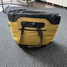Die Alfi isoBag steht auf einem Teppich.