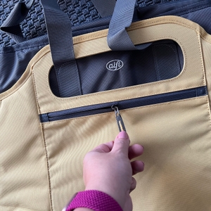 Eine Hand öffnet einen Reißverschluss an der Alfi isoBag