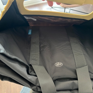 Das Herausziehen der Alfi isoBag aus der Schutzhülle