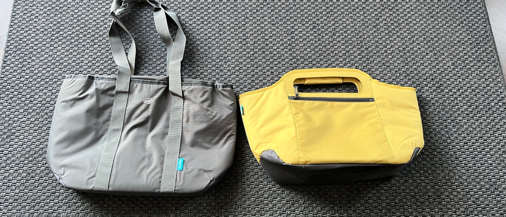 Die Alfi isoBag liegt getrennt von ihrem Schutz auf einem Teppich