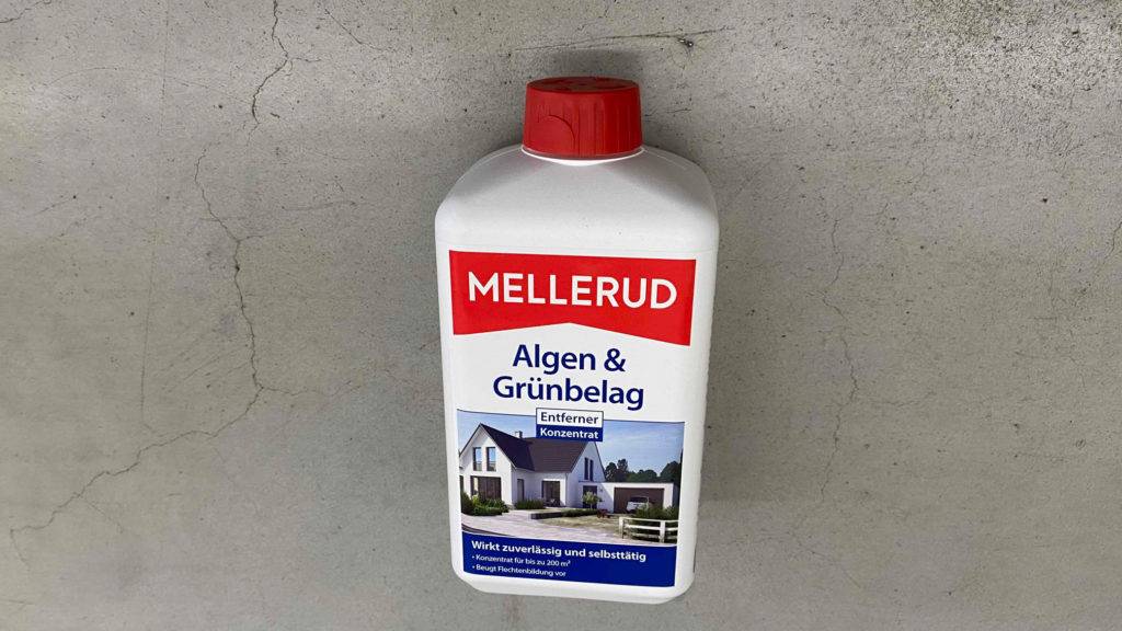Algenentferner im Test: Eine Kunststoffflasche befindet sich auf dem Boden. 