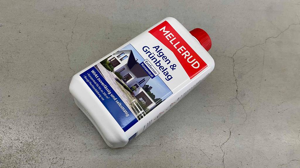 Getesteter Algenentferner befindet sich in einer Kunststoffflasche. 