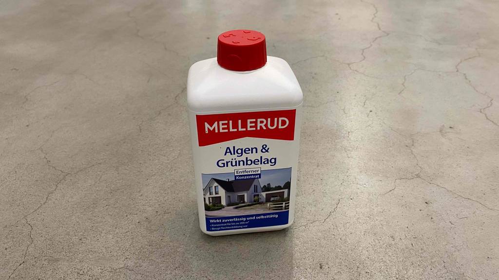 Flüssiger Algenentferner im Test befindet sich in einer Kunststoffflasche. 