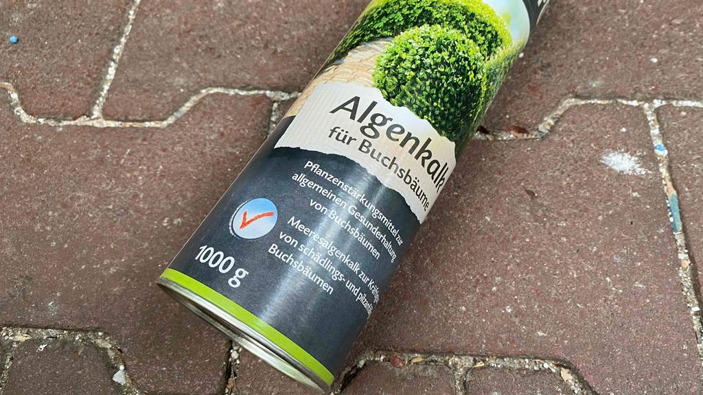 Getesteter Algenkalk liegt auf dem Boden. 