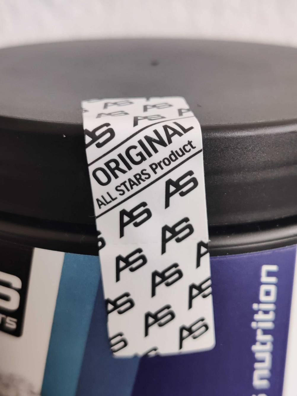 Im Test: Detailaufnahme des Verschlusssiegels einer Dose Creatin-Pulver.