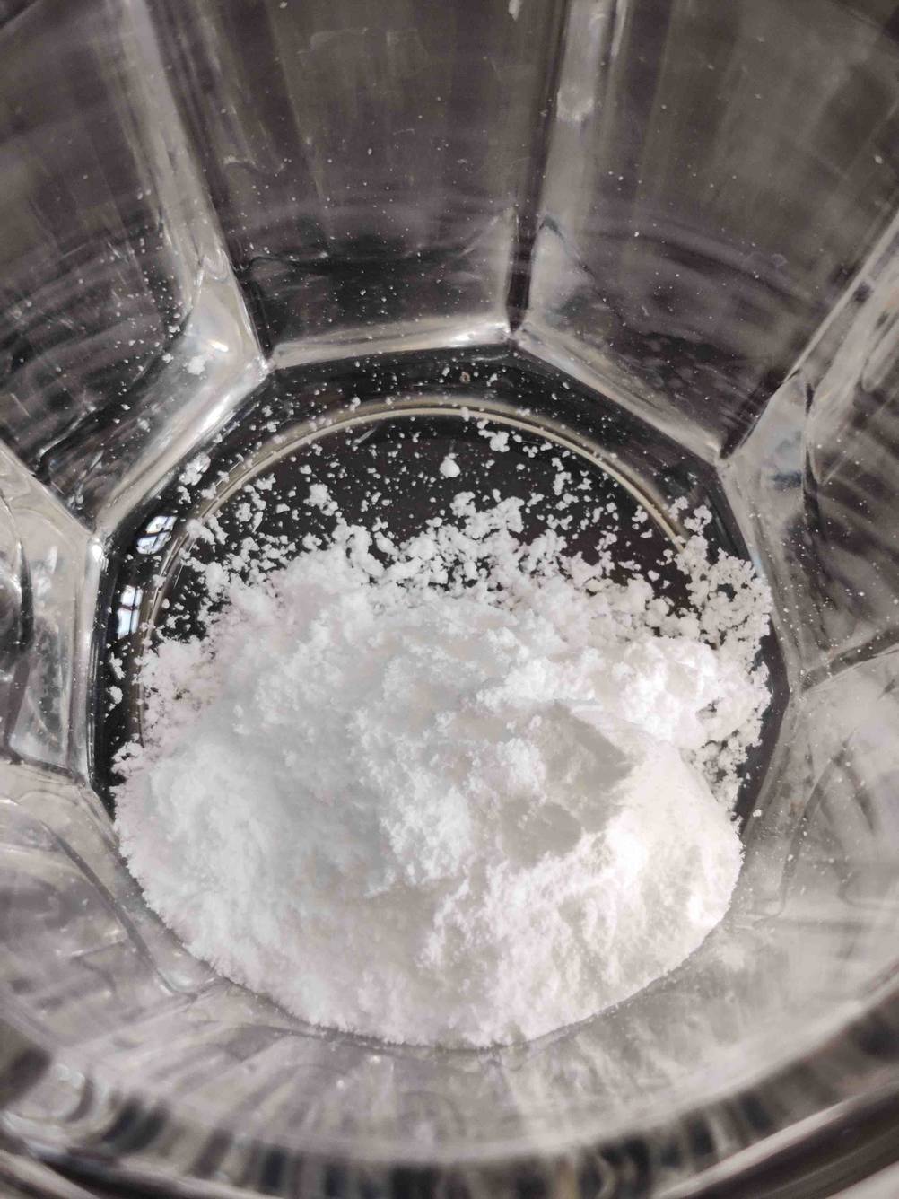 Creatin-Pulver -Test: Pulver in einem Mixer.