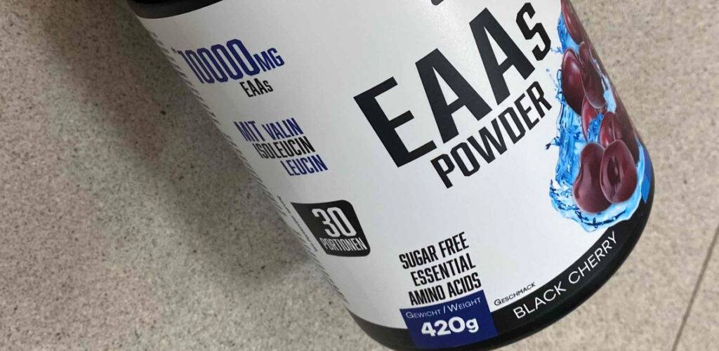 EAA-Pulver im Test: Eine 420-g-Dose befindet sich auf einem Fliesenbelag.