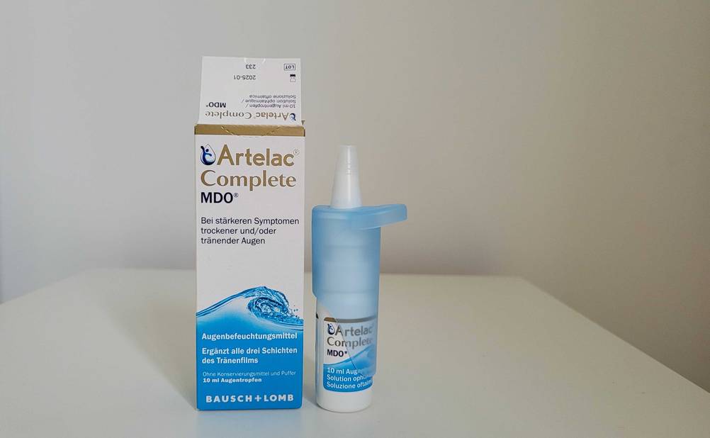 Im Test: Eine Flasche Allergie-Augentropfen neben der Originalverpackung auf einer hellen Fläche.