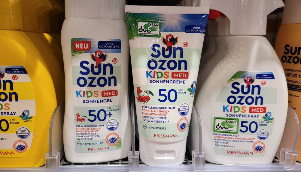 Mehrere Packungen der getesteten Allergie-Sonnencreme in einem Verkaufsregal.