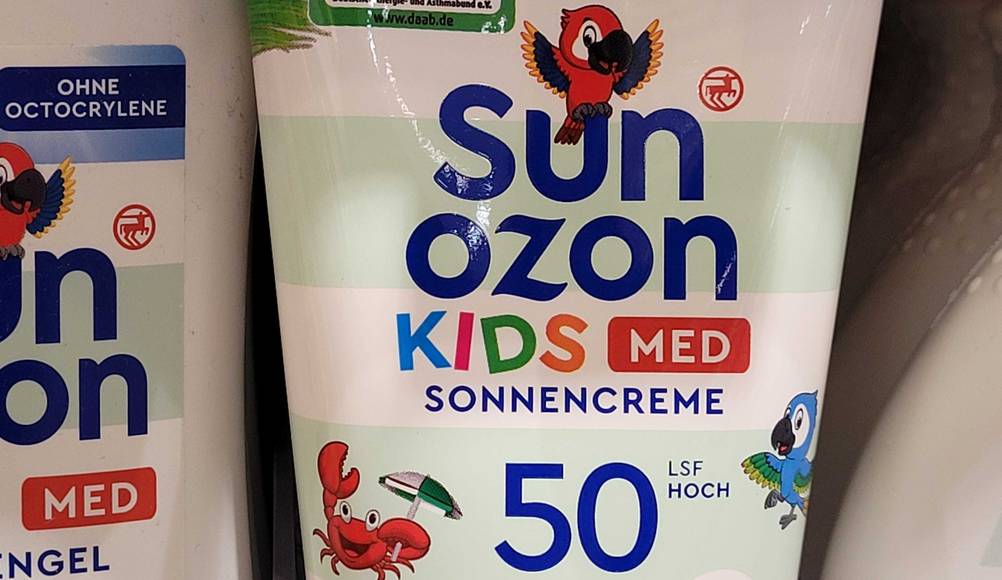 Allergie-Sonnencreme getestet: Nahaufnahme des Logos auf der Verpackung.