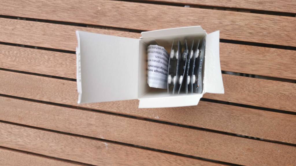 allergietabletten in Verpackung auf Holzoberfläche