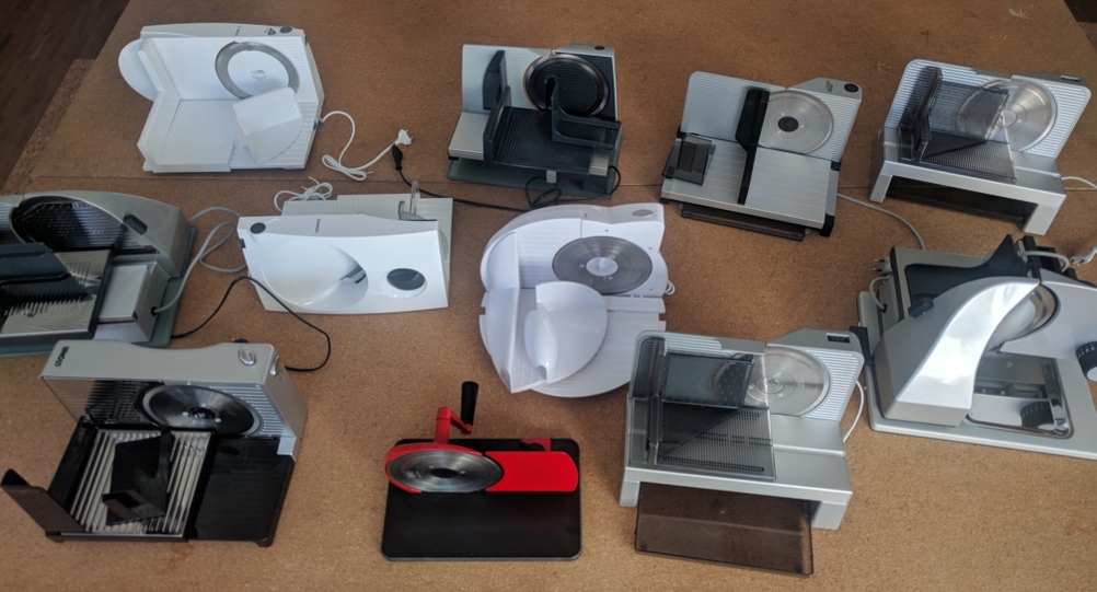 Allesschneider-Test: Zahlreiche Allesschneider stehen auf einer Tischplatte.