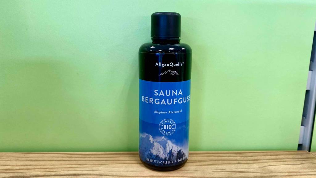 Saunaaufguss-Test: Flasche steht vor grünem Hintergrund.