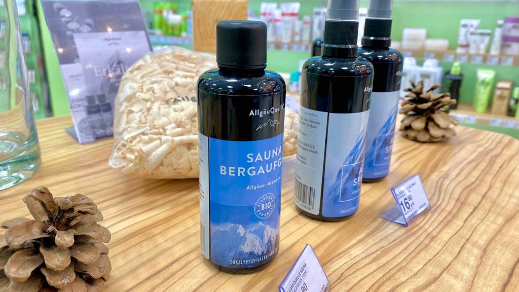 Saunaaufguss getestet: Flaschen stehen im Verkaufsraum.
