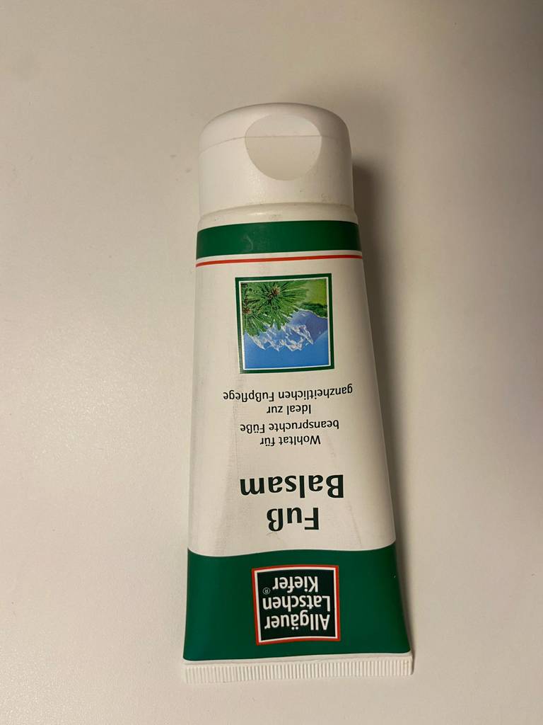 Im Test: Blick auf den Klappdeckel einer auf dem Kopf liegenden Tube Hornhaut-Creme.