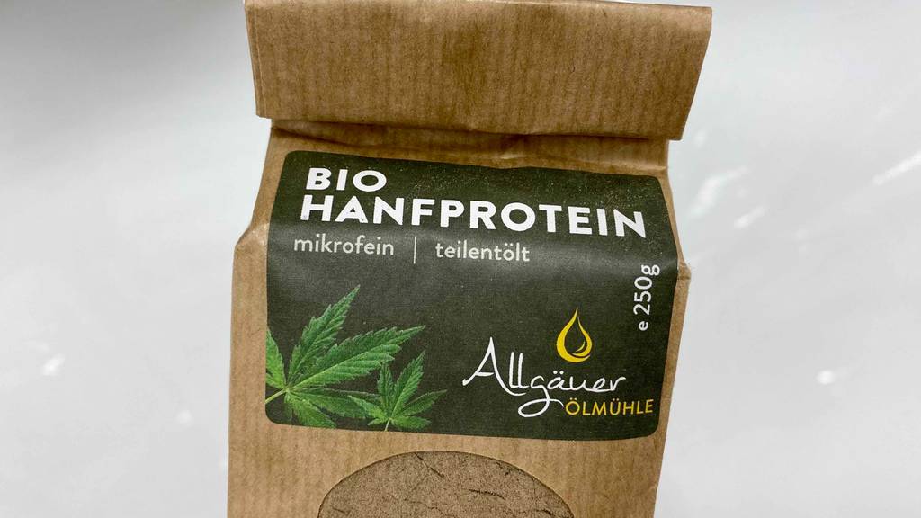 Detailansicht des oberen Teils einer Packung getestetes mikrofeines und teilentöltes Bio Hanfprotein von Allgäuer Ölmühle.