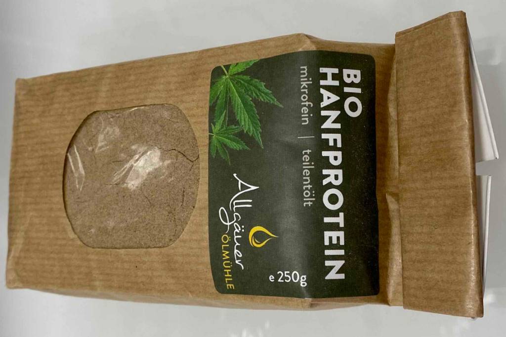 Getestet: eine Packung Hanfprotein in der 250 Gramm Größe von Allgäuer Ölmühle liegt verkehrt auf weißem Hintergrund.