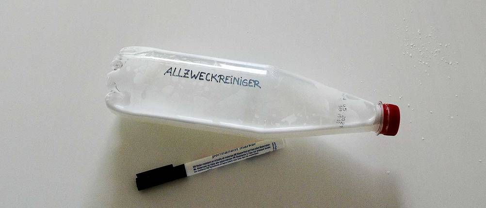 stift und beschriftete flasche