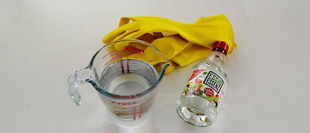 essigessenz handschuhe und messbecher