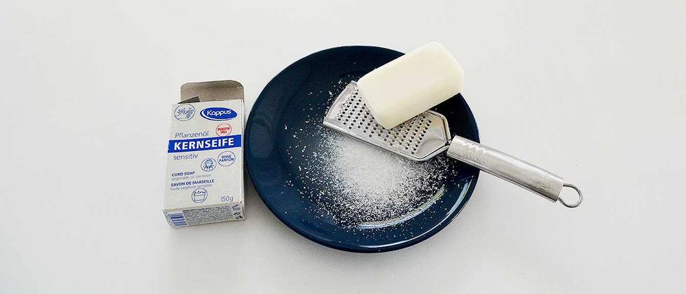 kernseife wird ueber schuessel gerieben