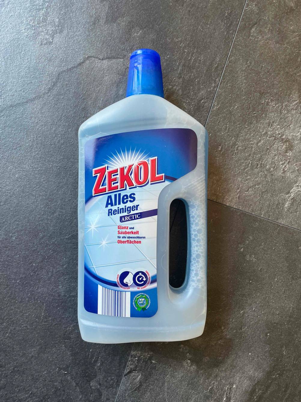 Eine blaue Flasche Allzweckreiniger