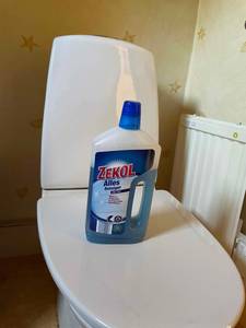 Eine blaue Flasche Allzweckreiniger