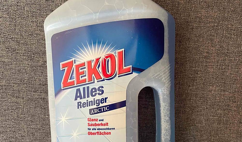 Nahaufnahme des Logos und der Artikelbezeichung auf der Vorderseite einer Flasche Allzweckreinigers im Test.