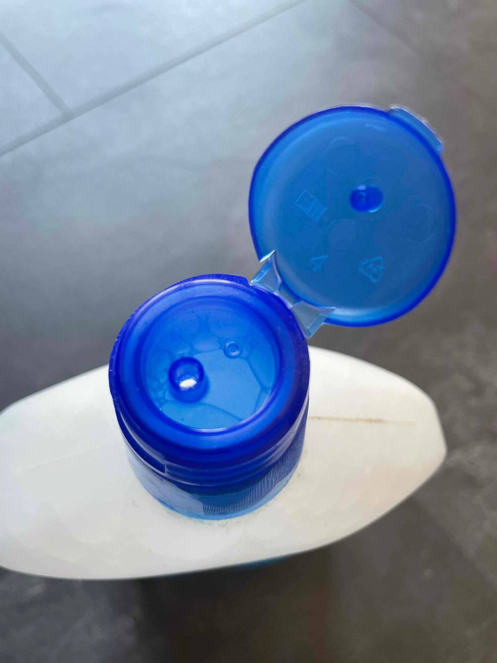 Nahaufnahme des geöffneten Verschlusses einer Flasche des getesteten Allzweckreinigers von oben.