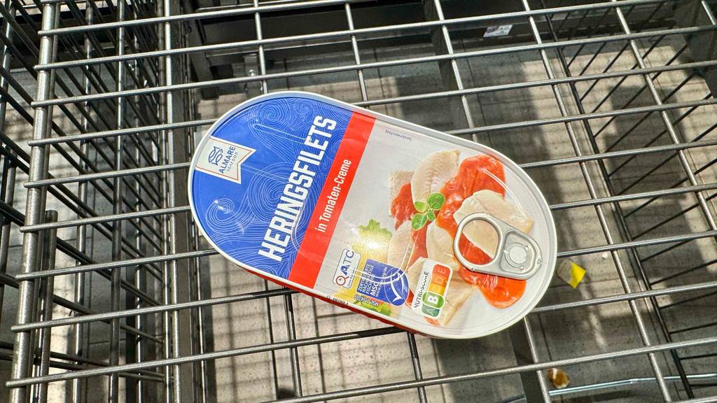Im Test: Heringe in der Dose liegt in einem Einkaufskorb.