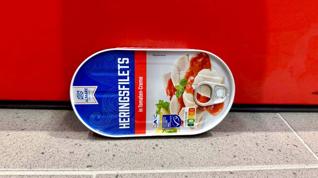 Getestet: Heringe in der Dose lehnt an einer roten Wand.