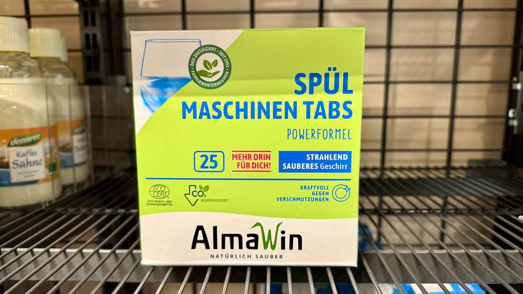 Getestet: Öko-Spülmaschinentabs in einer grünen Verpackung stehen auf einem Verkaufsregal.