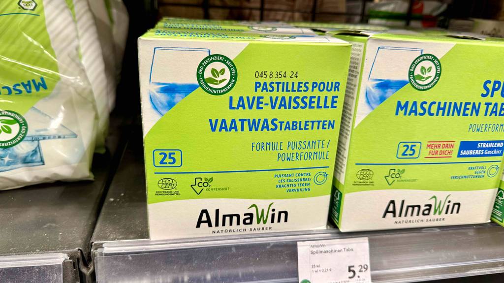 Im Test: Öko-Spülmaschinentabs in der grünen Verpackung befinden sich auf einem Verkaufsregal.