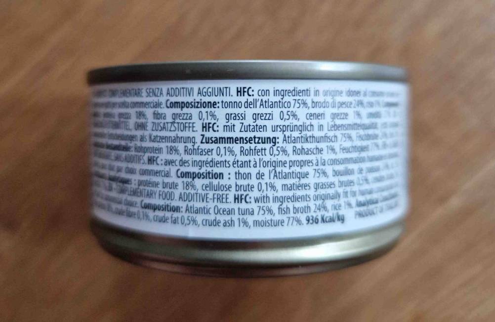 Almo Nature Katzenfutter im Test: Rückseite einer Dose mit Informationen zur Zusammensetzung.