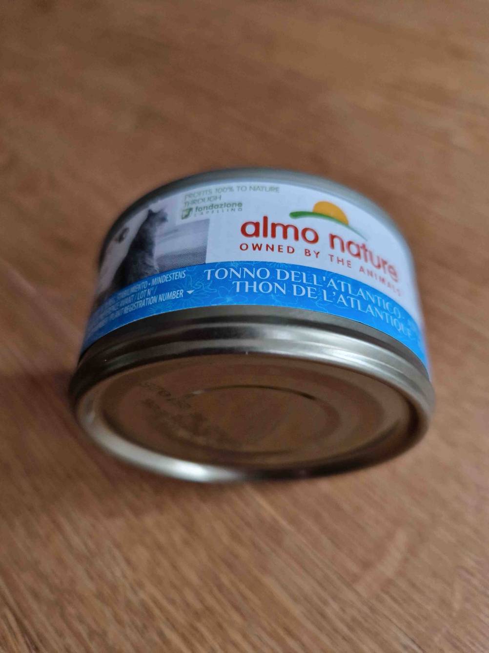 Almo Nature Katzenfutter-Test: Eine Dose liegt auf der Seite auf einer Holzfläche mit Blick auf die Unterseite.