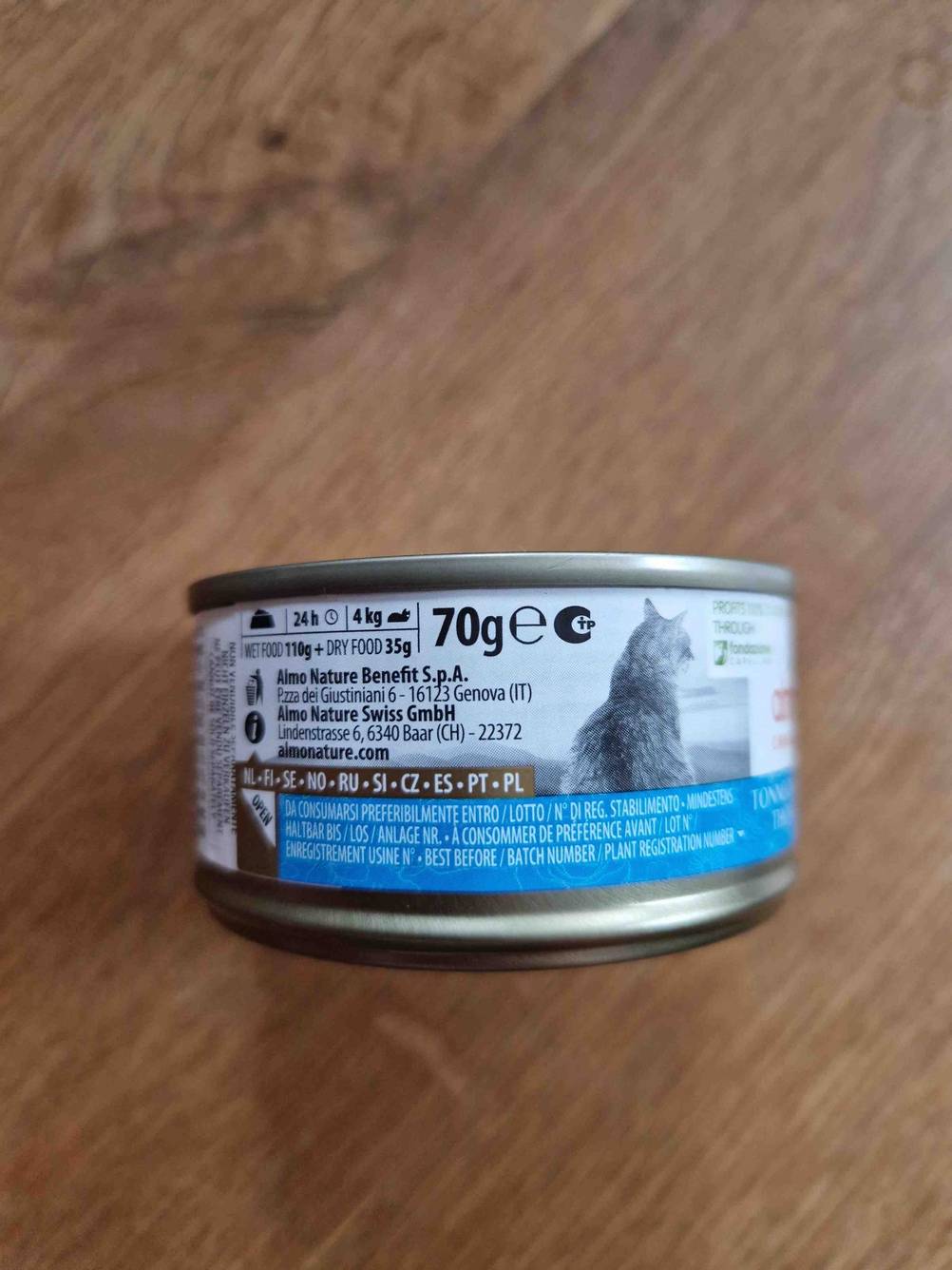Almo-Nature-Katzenfutter getestet: Nahaufnahme der Seite der Dose mit Informationen zu Gewicht.