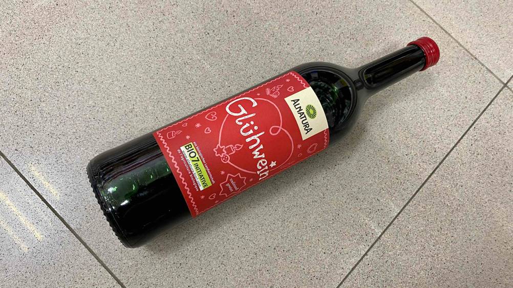 Getesteter Glühwein von Alnatura liegt auf dem Boden.