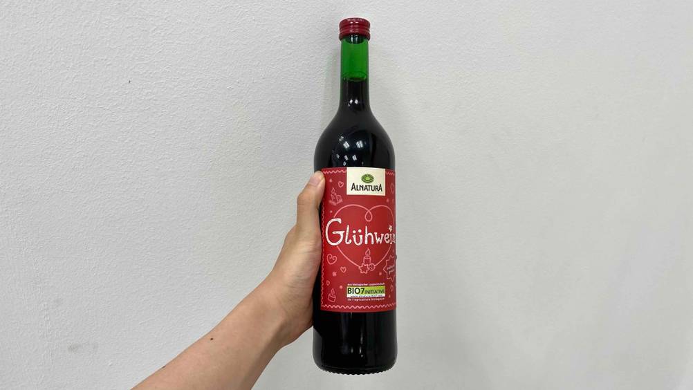 Glühwein von Alnatura getestet: Flasche wird vor einen weißen Hintergrund gehalten.