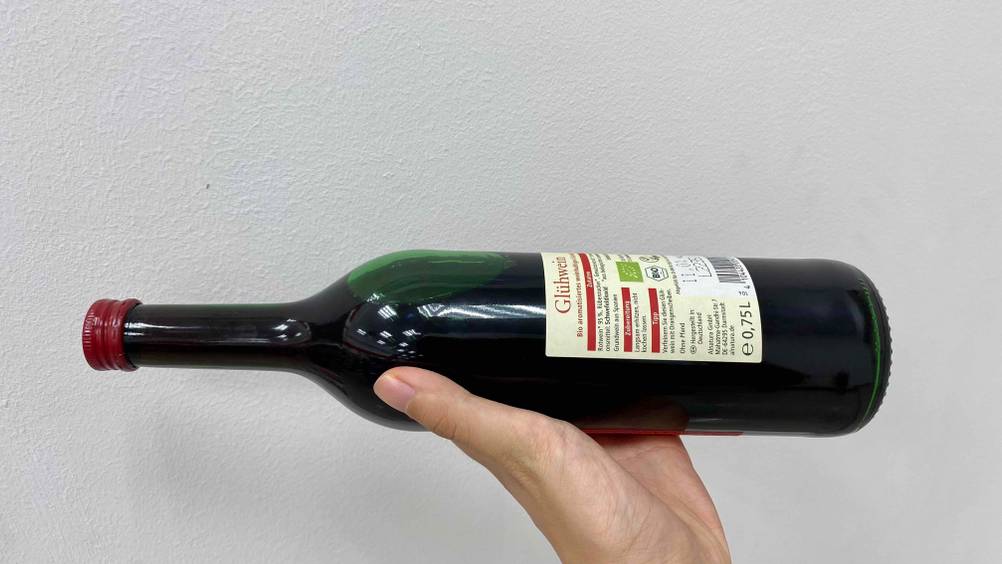 Glühwein von Alnatura im Test: Flasche wird in der Hand gehalten.
