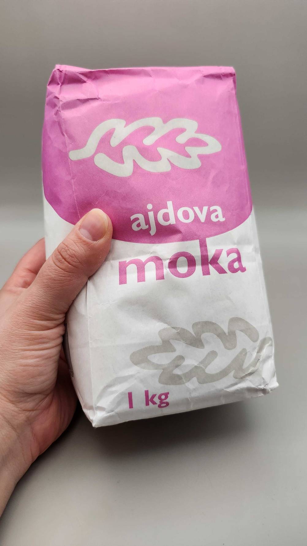 Im Test: Eine Hand hält eine Packung Buchweizenmehl.