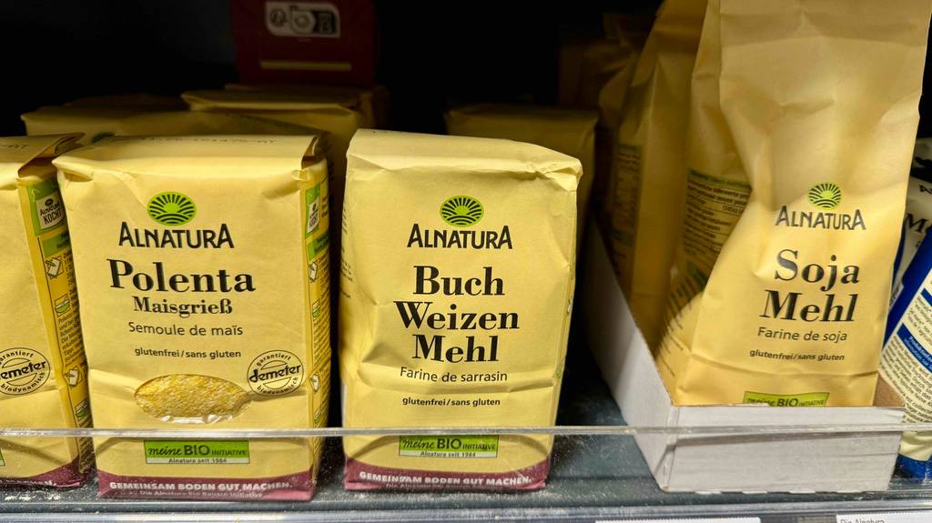 Buchweizenmehl im Test: Mehrere Packungen stehen zwischen anderen Sorten in einem Regal.