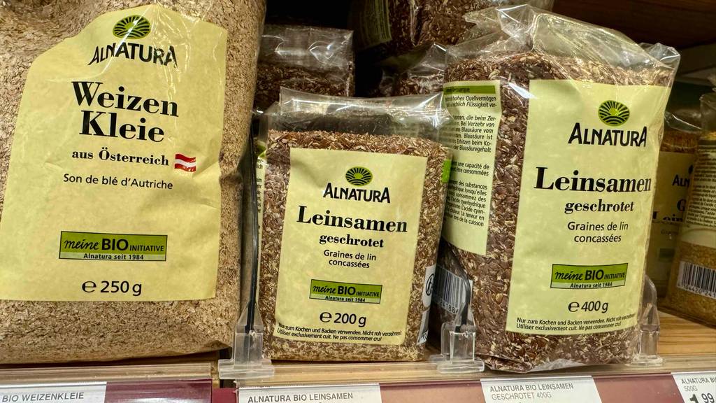 Getesteter geschroteter Leinsamen in 200-g-Packungen steht nebeneinander im Verkaufsregal.