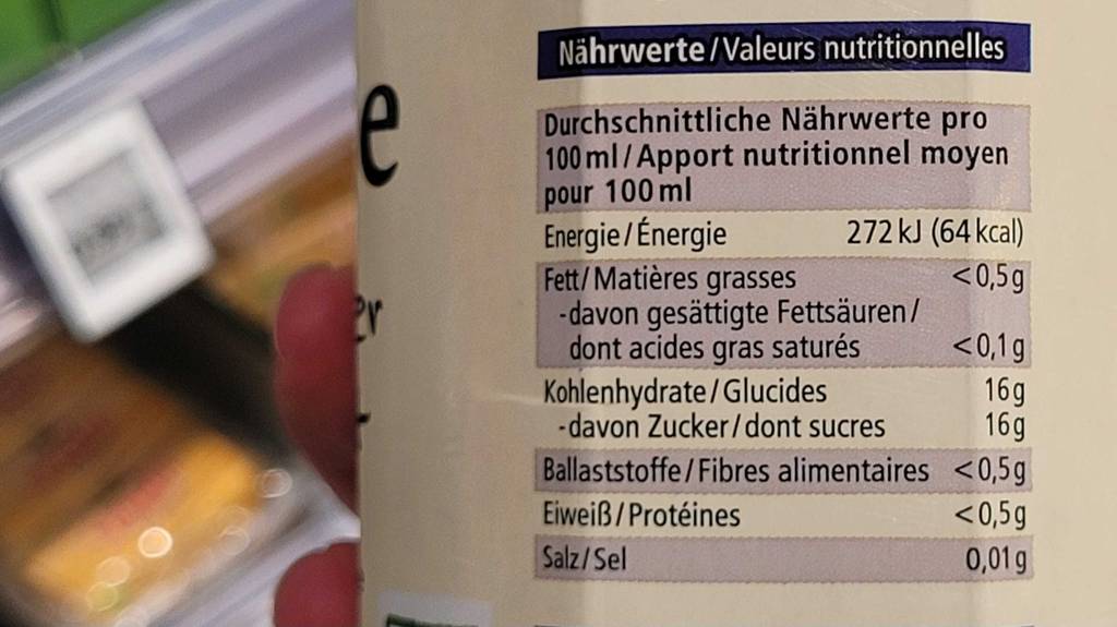 Roter Traubensaft im Test: Nahaufnahme der Nährwertangaben auf dem Tetrapak.